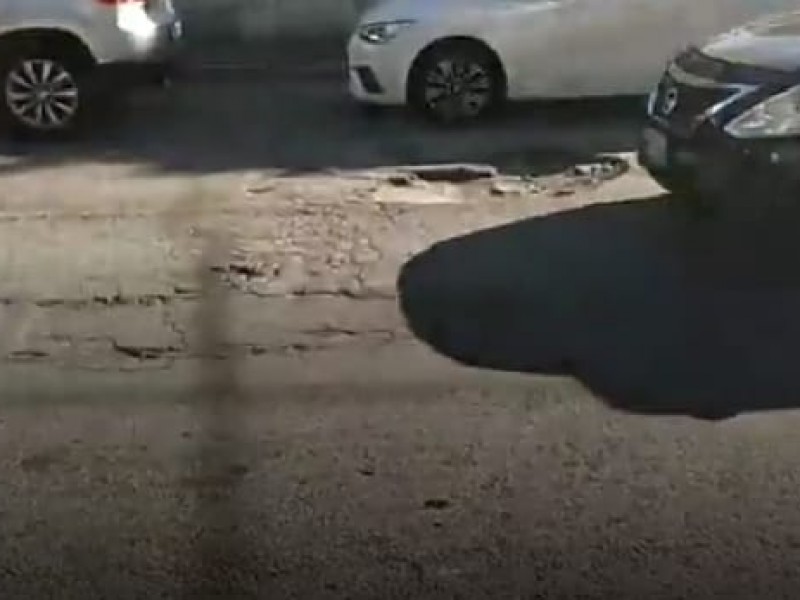 Más de un año, baches en 83 Poniente