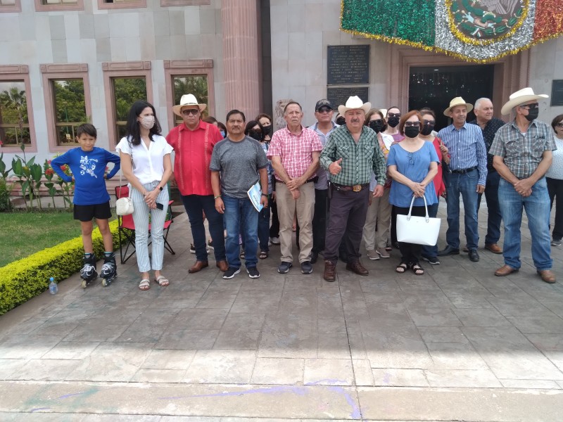 Más gente harta de baches realiza otra manifestación en Ayuntamiento