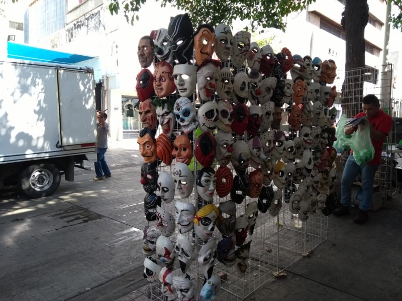 Máscaras inundan calles del centro por Halloween.