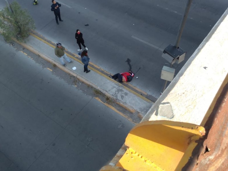 Masculino en motocicleta cae de puente de Periférico-Ecológico