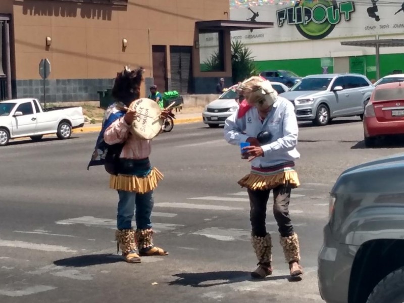 Matachines sin temor al coronavirus continúan con sus tradiciones