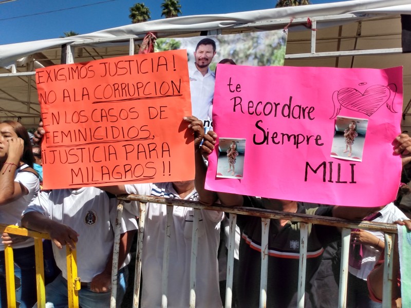 Matamoros recibe a AMLO con protestas por feminicidios