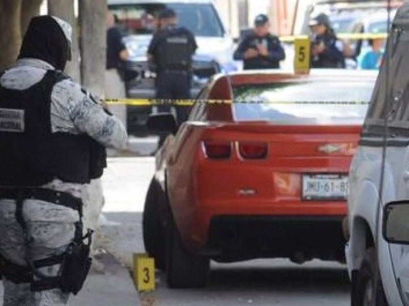 Matan a dos frente a menor en colonia Obrera