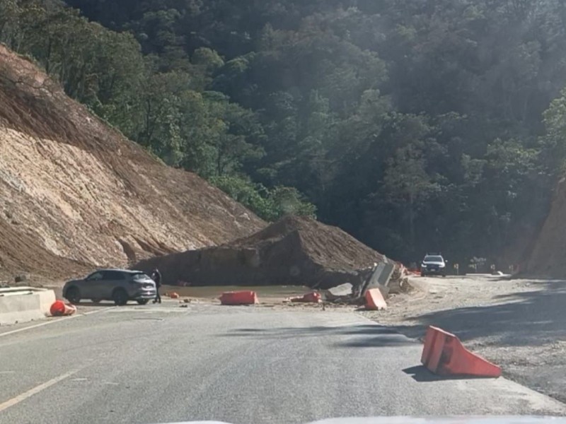 Material suelto y deslaves generan riesgos para conductores en carretera