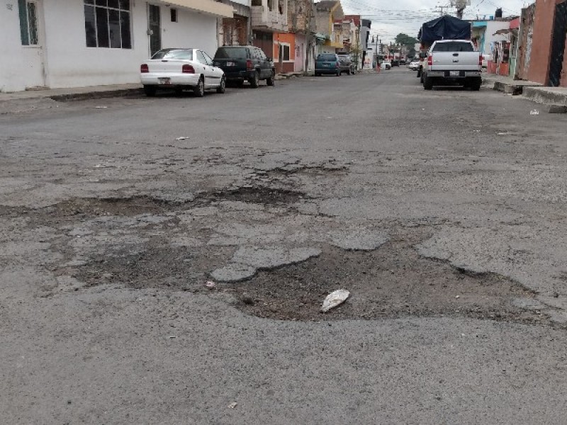 Materiales deficientes ocasionaron baches en calle Río Lerma