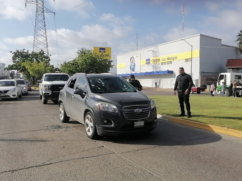 Mazatlán: Asesinan a balazos a hombre a bordo de camioneta