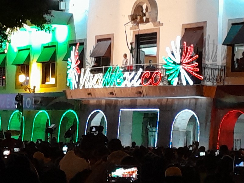 Mazatlecos celebran el grito de independencia con alegría y patriotismo