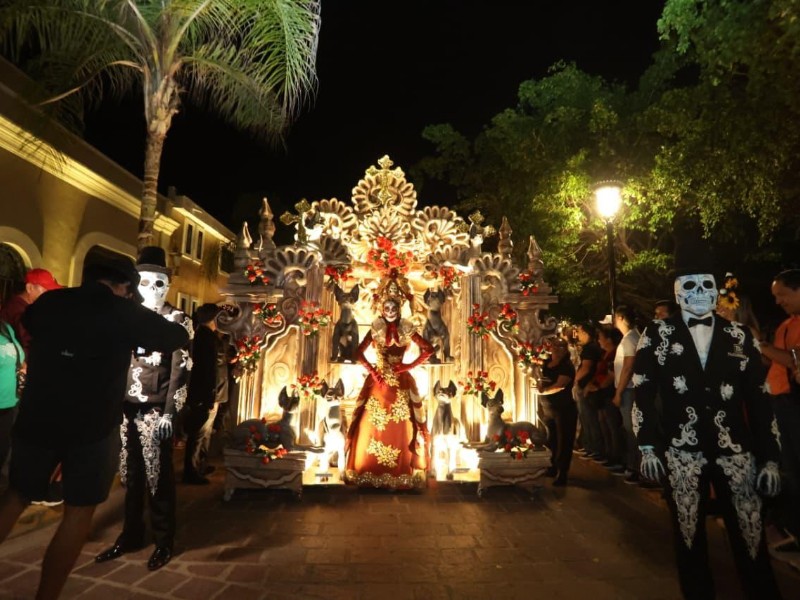 Mazatlecos incian la celebración de Día de muertos con Callejoneada