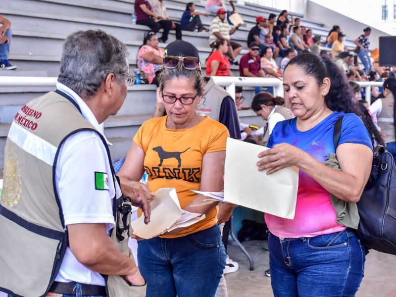 Mazatlecos reciben 35 mil pesos para mejorar sus viviendas