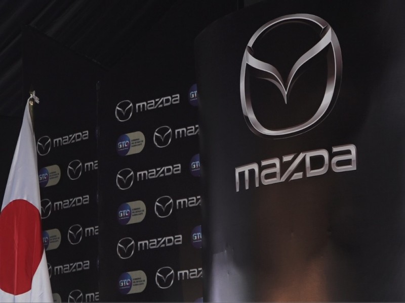 Mazda suspende labores; pagará salarios al 50%