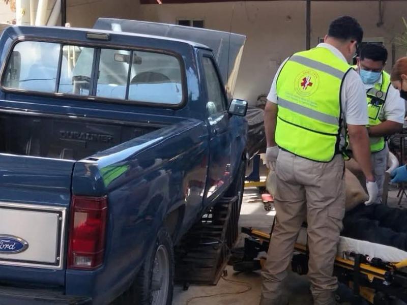 Mecánico resulta lesionado al caerle una camioneta encima