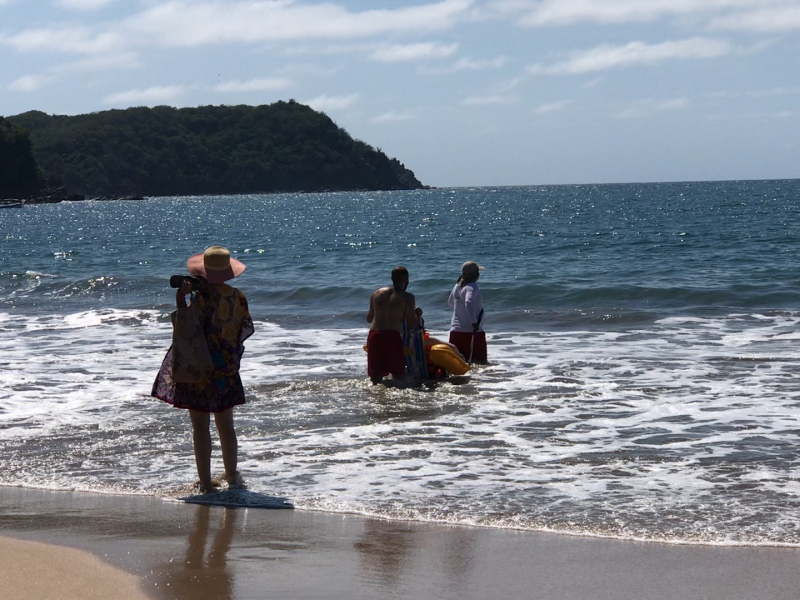 Medallista paralímpico visita playa incluyente de Zihuatanejo