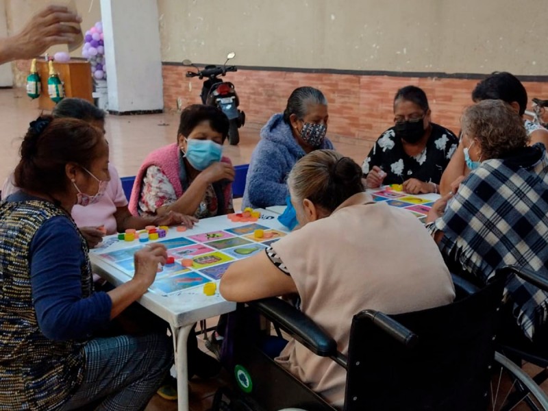 Mediante juegos de mesa, abuelos previenen deterioro cognitivo