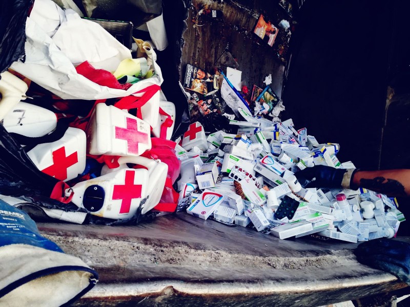 Medicamentos tirados en vía pública de Cerro Azul