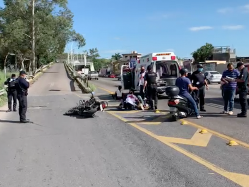 Médico arrolla a motociclistas y se da a la fuga