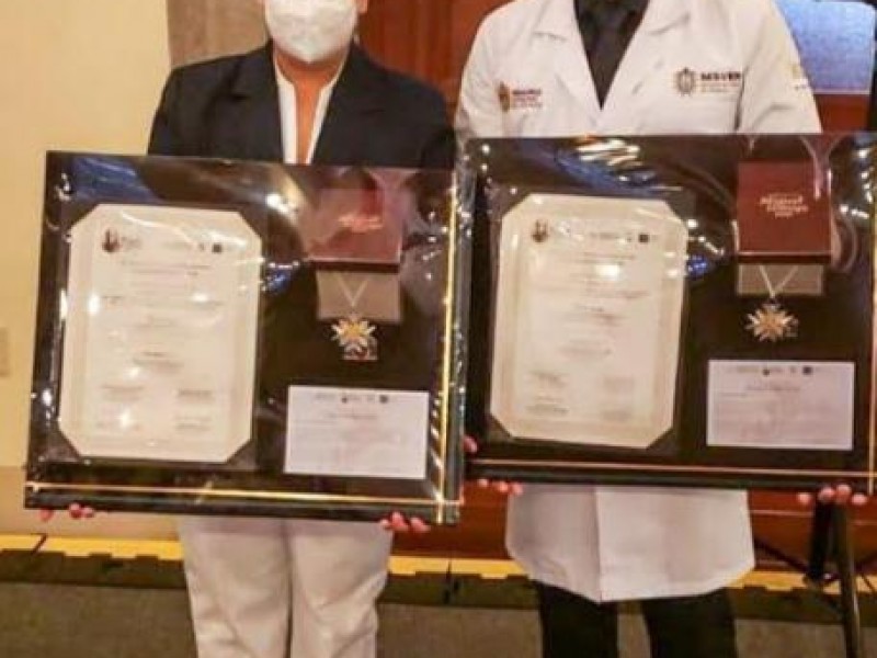 Médico y enfermera de Veracruz reciben Medalla Miguel Hidalgo