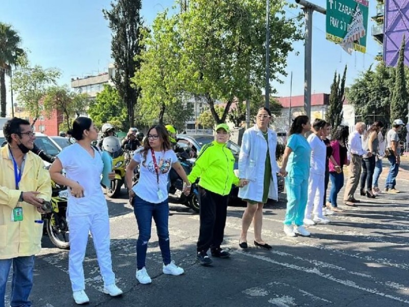 Médicos bloquean la autopista México-Puebla  y provocan caos vial