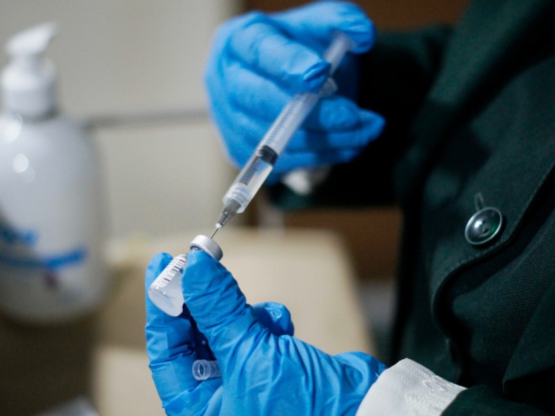 Médicos del sector privado condenan manoteo en esquema de vacunación