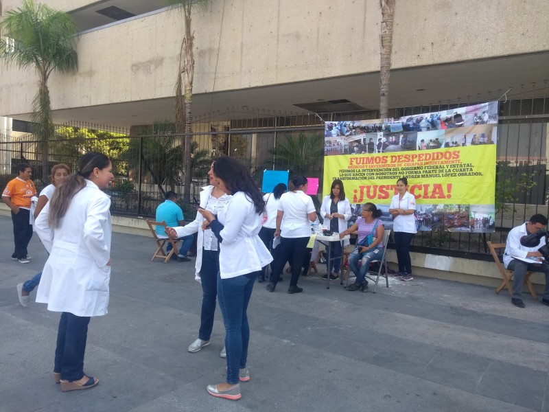 Médicos despedidos ofrecen consultas gratuitas