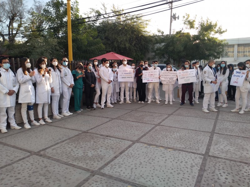 Médicos internos del IMSS exigen ser vacunados contra COVID-19