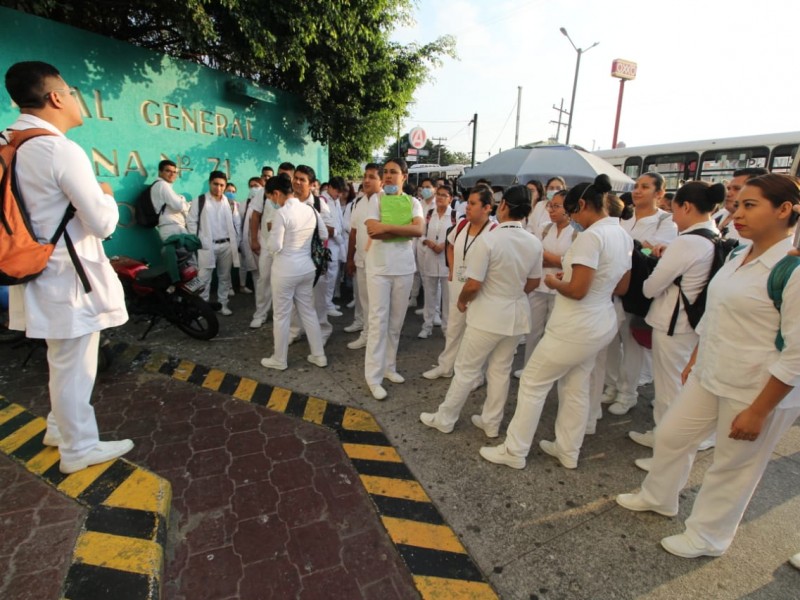 Médicos internos se manifiestan ante falta de insumos