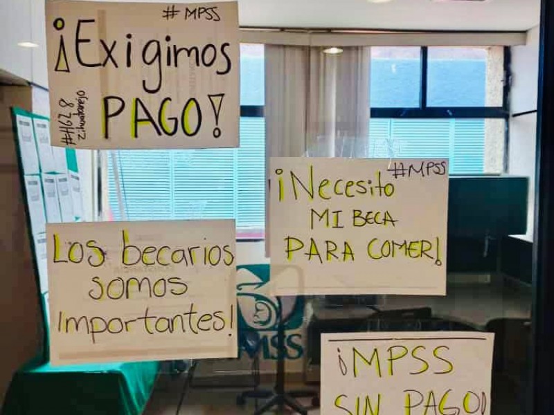 Médicos pasantes del IMSS Zihuatanejo, denuncian cinco meses sin pago