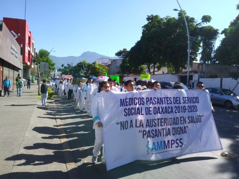 Médicos pasantes marchan en Oaxaca