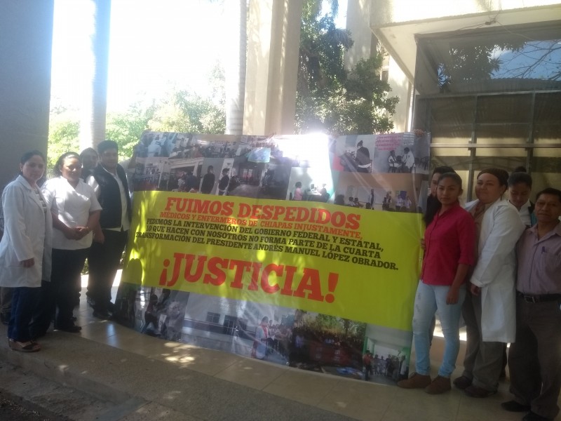 Médicos protestan ante despidos injustificados