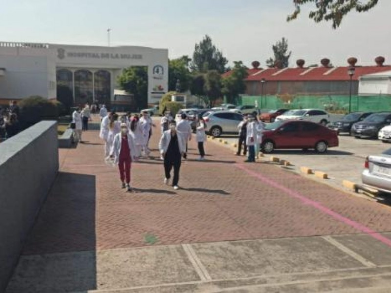 Médicos protestan; piden que se les aplique vacuna antiCovid