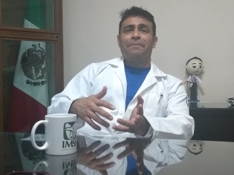 Médicos recomiendan mantener el cuerpo hidratado