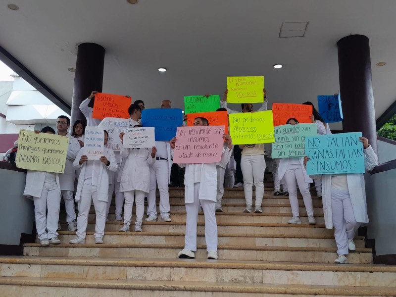 Médicos residentes del Hospital de Alta Especialidad de Veracruz exigen insumos básicos