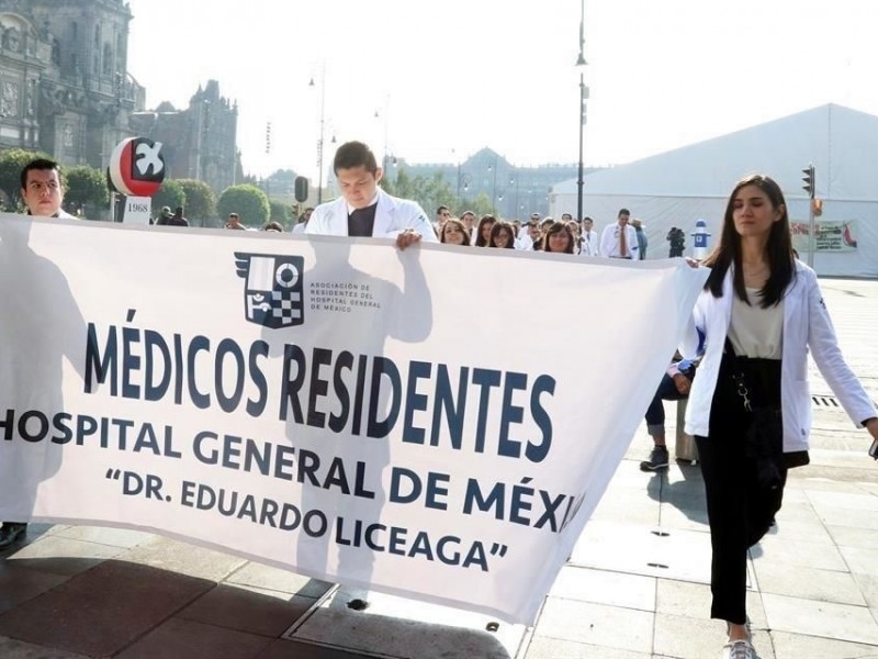 Médicos residentes llegan a la Secretaría de Salud