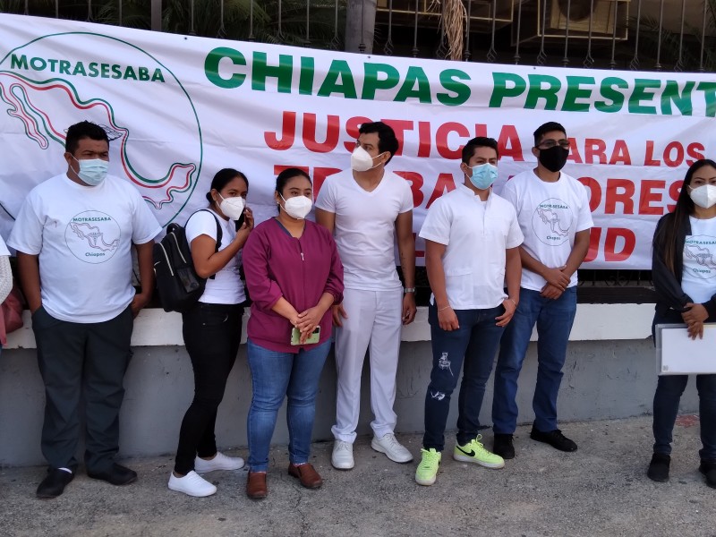 Médicos y enfermeras, demandan recontratación