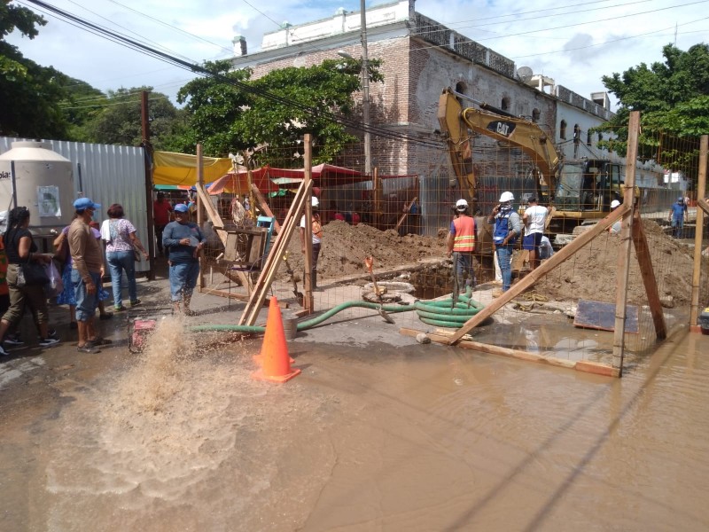 Medio Juchitán se queda sin agua potable por fuga