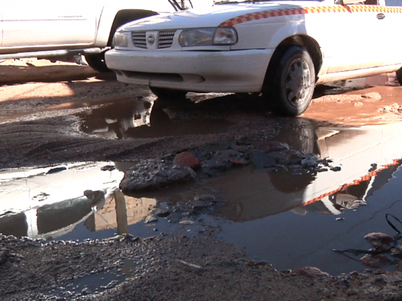 Calle Luis Basurto intransitable por grandes baches