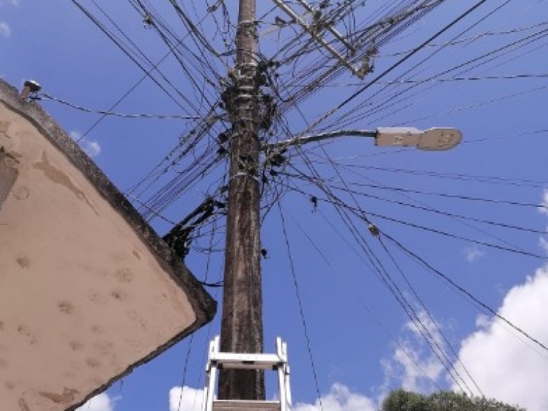 Mega continúa retirando cableado obsoleto en calles de Xalapa
