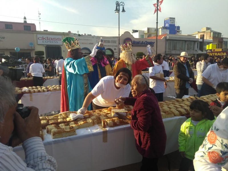 Mega rosca en la plaza cívica