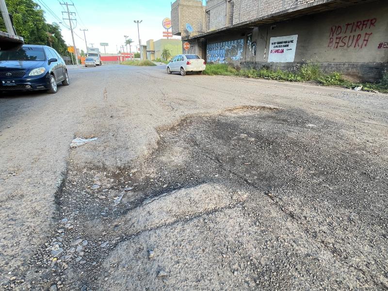 Megabache exhibe el abandono de vialidades en Guasave