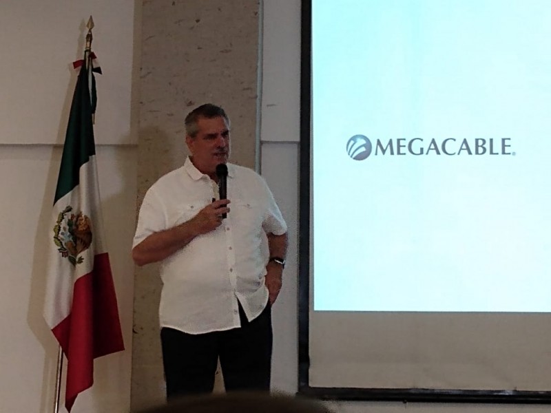 Megacable comparte su historia de éxito a jóvenes