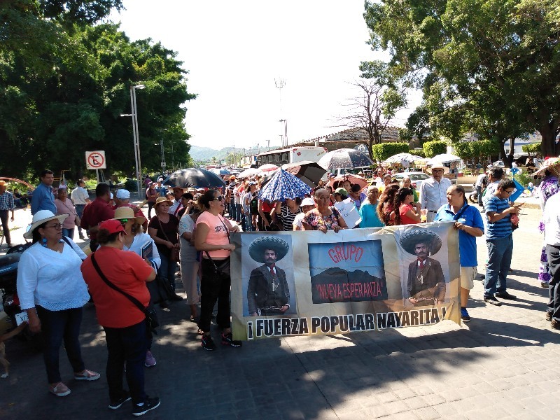 Megaplantón y recaudación de firmas para exigir beca