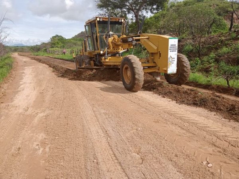 Mejoran caminos afectados por lluvias en Jiquipilas