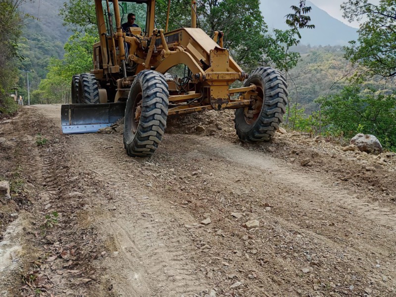Mejoran caminos en Landa de Matamoros