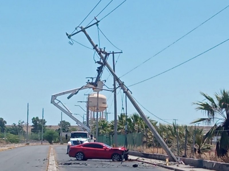 Menor derriba con su vehículo poste de la CFE