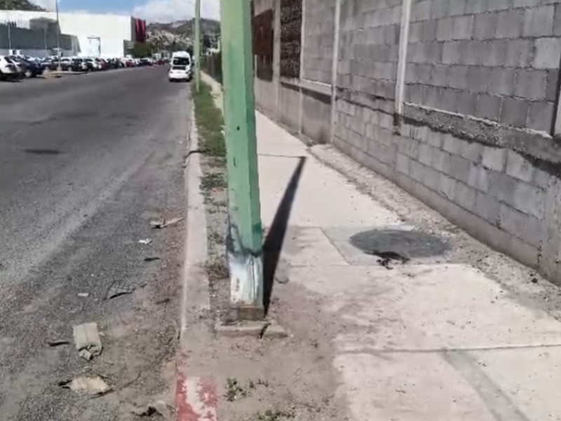 Menor muere en choque de motocicleta contra poste metálico