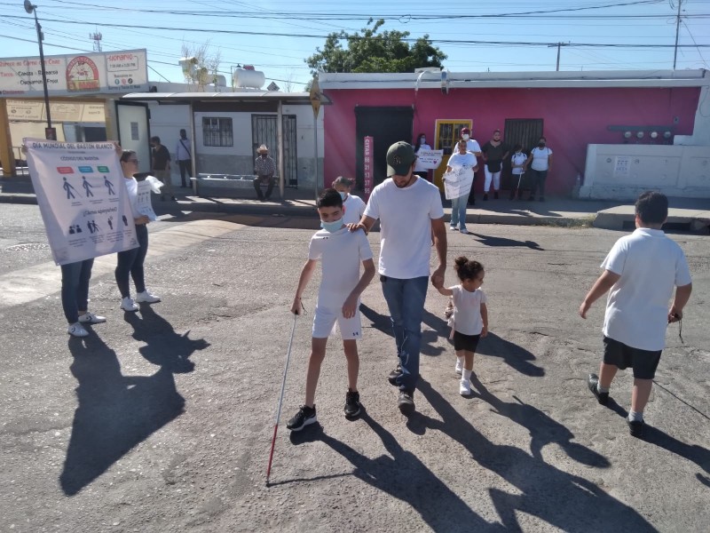 Menores concientizan a conductores sobre respeto hacia población ciega