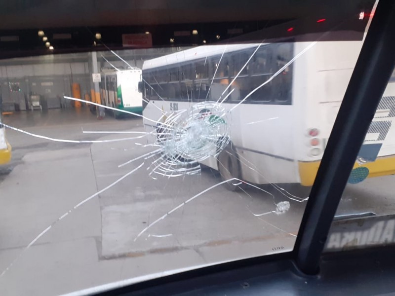 Menores de edad vandalizan el transporte público