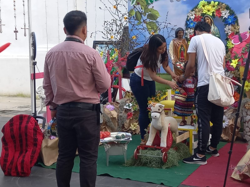 Menores llegan a la iglesia vestidos de inditos