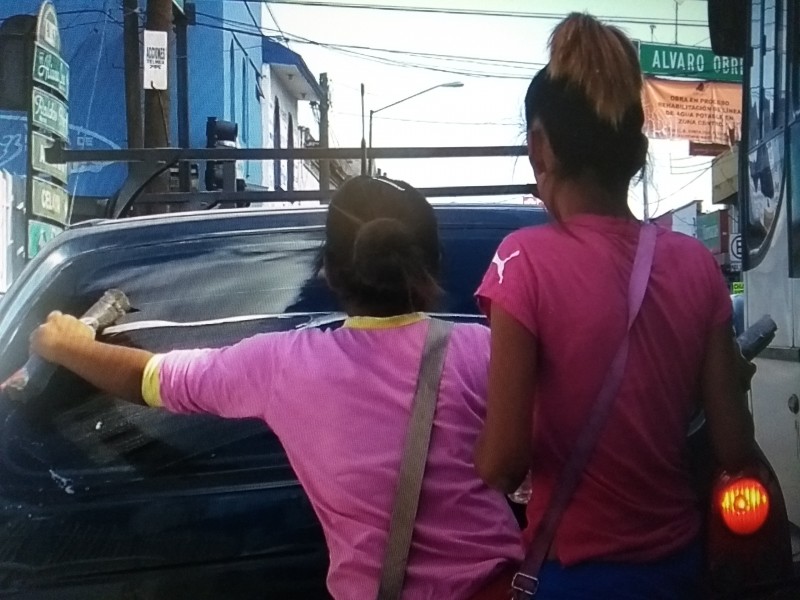 Menores trabajadores siguen en las calles