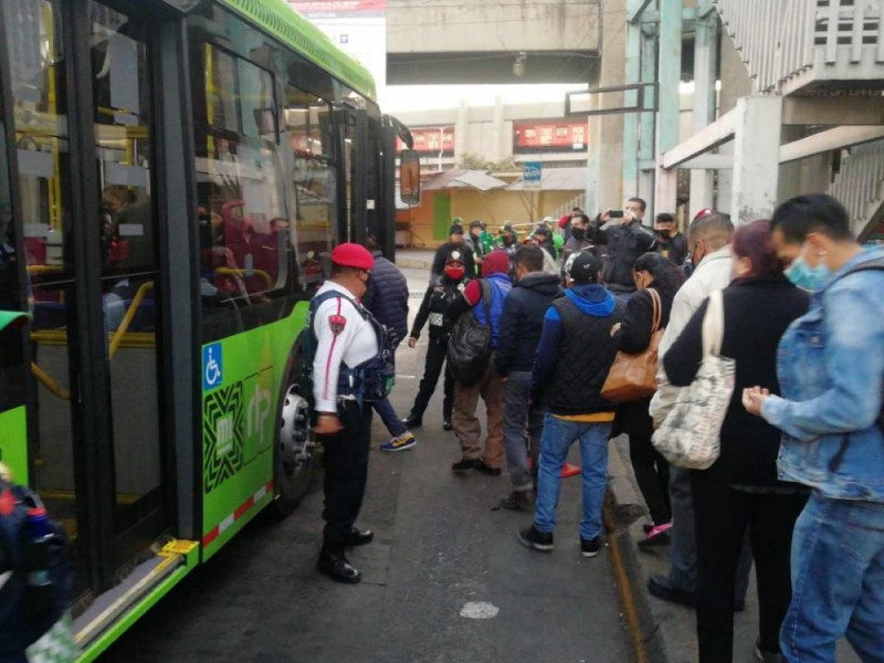 Menos caos, pero misma complicación... otro día sin metro