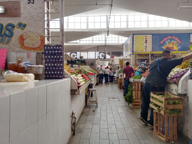 Mercados populares bajan ventas por inflación y temporada vacacional